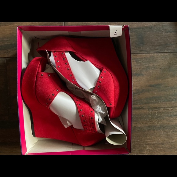 FIONI RED WITH SILVER STUDS WEDGES - Picture 2 of 6